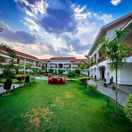 Hotel Earth Light Sauraha Chitwan Exterior photo