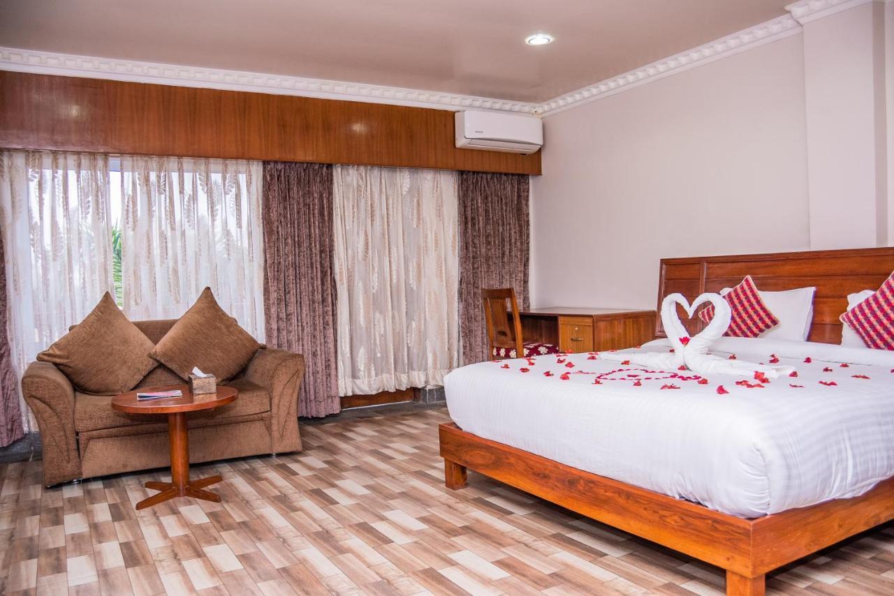 Hotel Earth Light Sauraha Chitwan Exterior photo