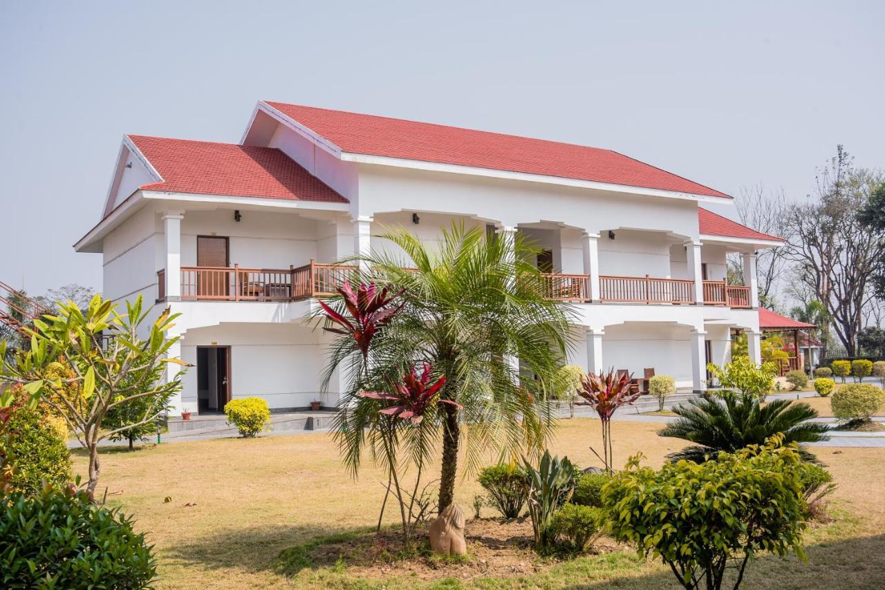 Hotel Earth Light Sauraha Chitwan Exterior photo