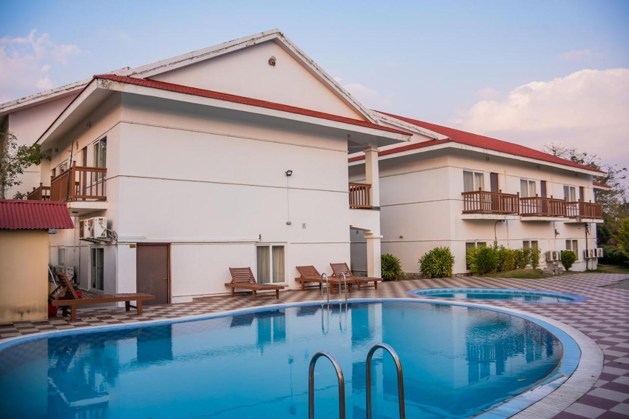 Hotel Earth Light Sauraha Chitwan Exterior photo