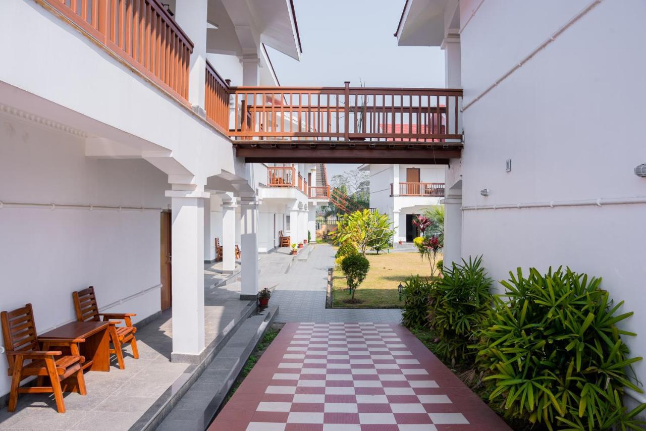 Hotel Earth Light Sauraha Chitwan Exterior photo