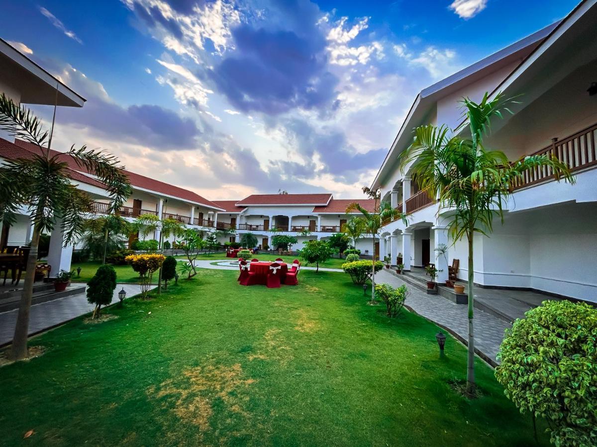 Hotel Earth Light Sauraha Chitwan Exterior photo