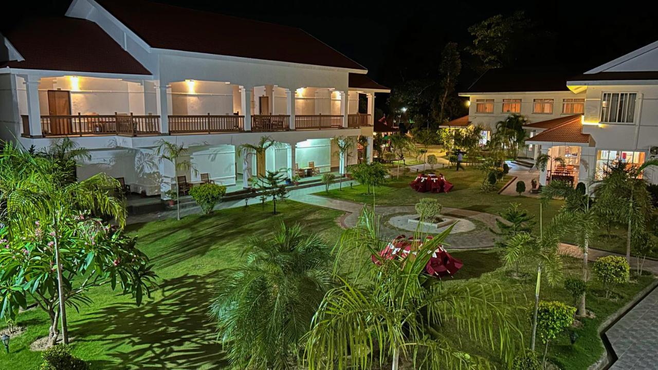 Hotel Earth Light Sauraha Chitwan Exterior photo