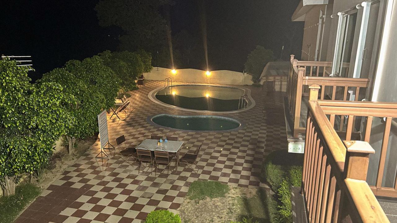 Hotel Earth Light Sauraha Chitwan Exterior photo