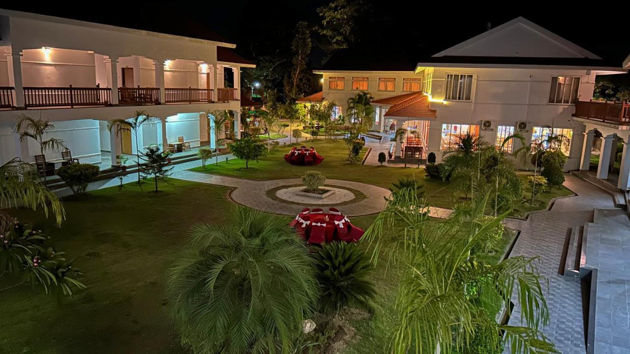 Hotel Earth Light Sauraha Chitwan Exterior photo