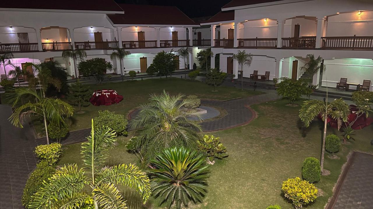 Hotel Earth Light Sauraha Chitwan Exterior photo