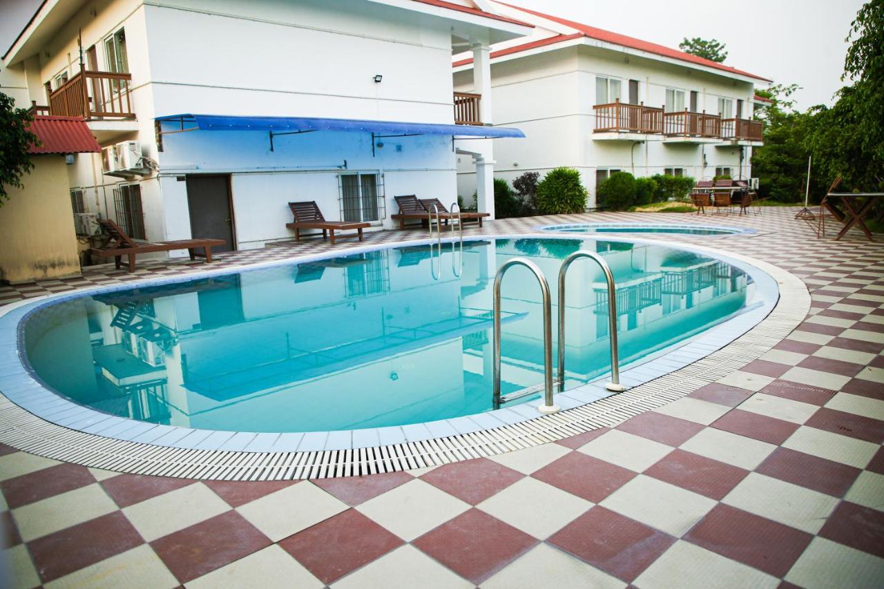 Hotel Earth Light Sauraha Chitwan Exterior photo