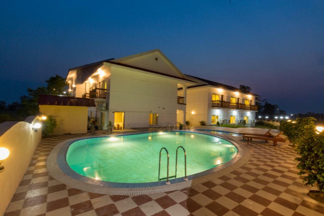 Hotel Earth Light Sauraha Chitwan Exterior photo
