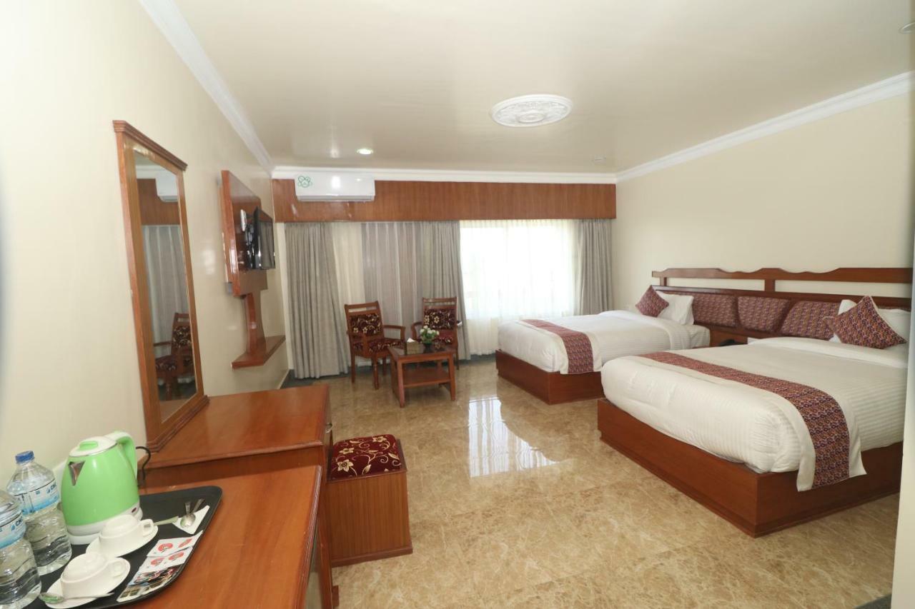 Hotel Earth Light Sauraha Chitwan Exterior photo